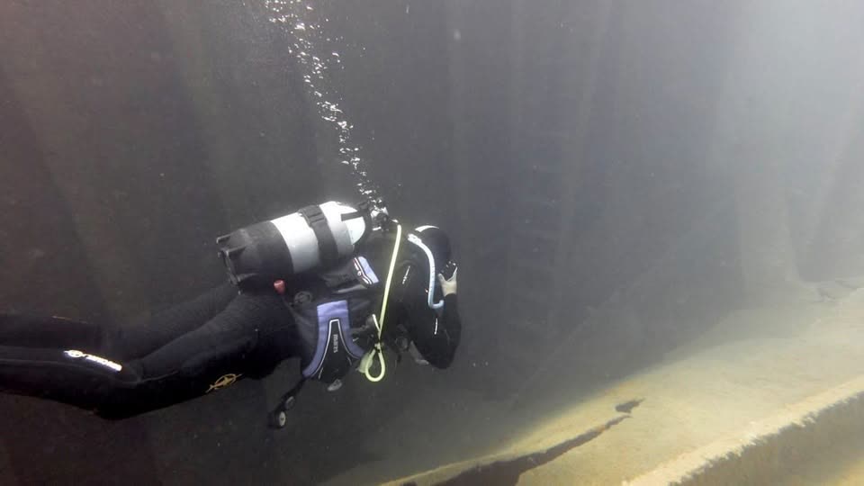 Byron I shipwreck — diver descending