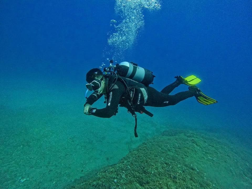 Diver with yellow fins at Mades Beach Right Reef